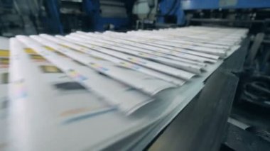 Basılı dergiler konveyör bandı boyunca hareket ediyor