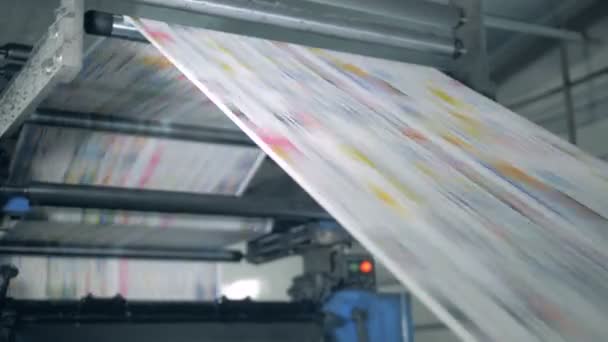 Der Verlagsmechanismus gibt bedrucktes Papier heraus. Druck von Zeitungen in Typografie. — Stockvideo