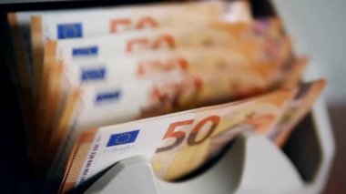 Otomatik sayaç euro banknotları hesaplar.