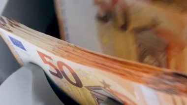 Euro bir sayma cihazında işaretlendi, bir hatta hareket ediyor.