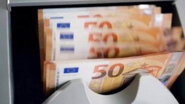 Birçok euro banknotlar kontrol ederken bir para sayacı itti.