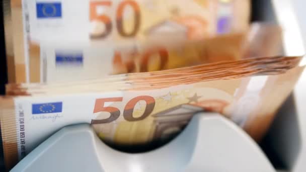Billetes en euros impresos contados en un dispositivo bancario . — Vídeos de Stock