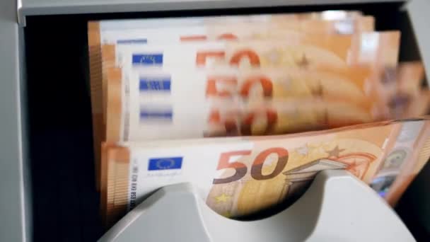 Birçok euro banknotlar kontrol ederken bir para sayacı itti. — Stok video