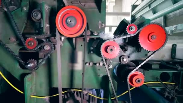 Gears rotera på en rullande maskin, medan det fungerar med polyesterfiber. — Stockvideo