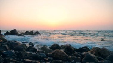 Sudaki kayalara sıçrayan deniz dalgaları.