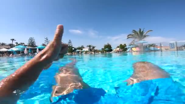 Persona da un pulgar hacia arriba mientras está sentado en una piscina cerca del hotel. Concepto vacaciones de verano . — Vídeo de stock