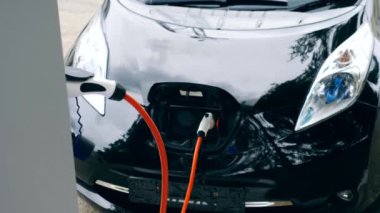 Araba şarj elektromobil ile çalışır.