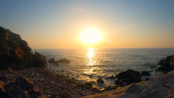 Zee spetteren op een zonsondergang achtergrond. — Stockvideo