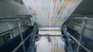 Poligrafik makine renkli baskılı kağıt yuvarlanıyor