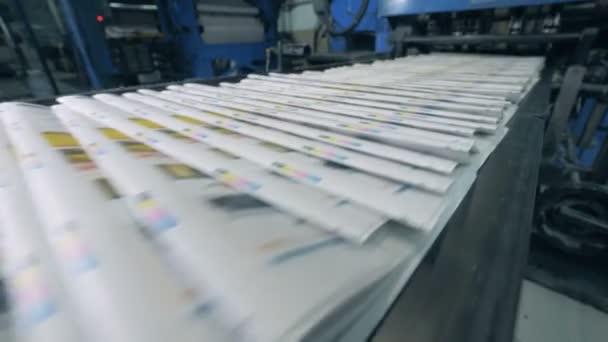 Drukowane magazyny poruszają się wzdłuż transportera. Drukowanie gazet w typografii. — Wideo stockowe