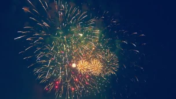 Il cielo notturno e lampi di fuochi d'artificio — Video Stock