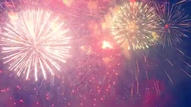 Éclaboussures lumineuses de feux d'artifice dans le ciel sombre — Video