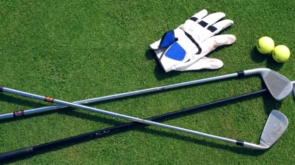 Acessórios de golfe estão deitados na grama — Vídeo de Stock