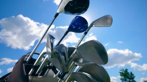 El cielo y los palos de golf apilados juntos — Vídeos de Stock