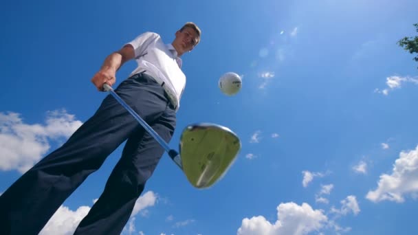 男性プレーヤーはゴルフボールをジャグリングしています — ストック動画