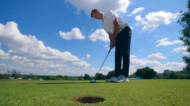 Bola de golfe está faltando o buraco depois que o homem bateu — Vídeo de Stock