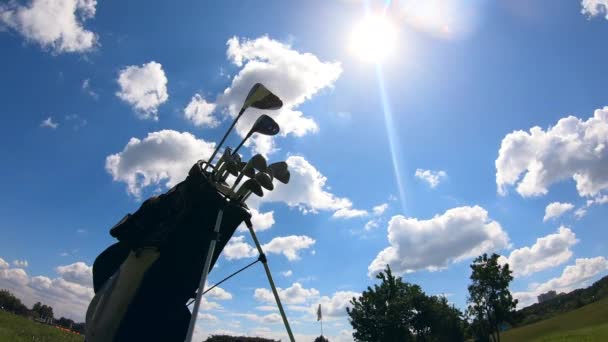 Μπαστούνια του γκολφ με ουρανό στην πάροδο του χρόνου — Αρχείο Βίντεο