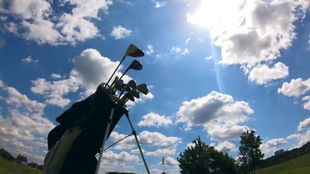 Zeitraffer beweglicher Wolken und ein Stapel Golfschläger — Stockvideo