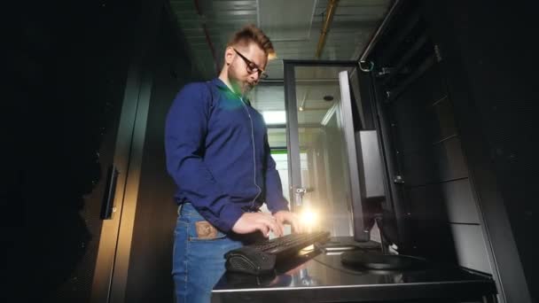 Server technicus werkt in modern datacenter. 4k — Stockvideo