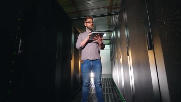 Man typer på en tablett, kontrollera Server Room equipmnent. — Stockvideo