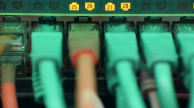 Veri merkezindeki bir yönlendiriciye bağlı kablolar.