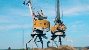 Sarı vinç rıhtımdaki molozları boşaltıyor.