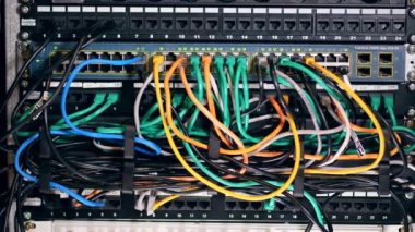 Veri merkezinde çok sayıda kablo içeren bir bilgisayar.