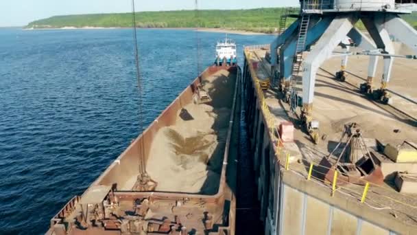 Barge avec des décombres déchargés par des grues dans un port . — Video