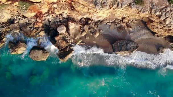 Mavi bir deniz in havadan görünümü ve kayalıklar. Okyanus kıyısı, vahşi doğa konsepti. — Stok video