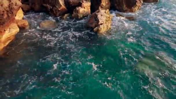 Ocean Shore, Wild Nature Concept. Hav och klippor på solnedgångs bakgrund i Grekland. — Stockvideo
