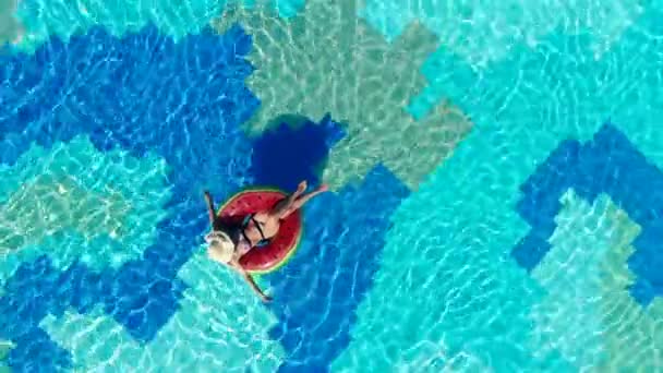 Szczęśliwa kobieta relaksuje się na gumowym pierścieniu w basenie. — Wideo stockowe