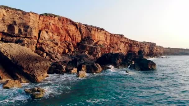 Falésias altas e mar azul em um fundo de céu . — Vídeo de Stock