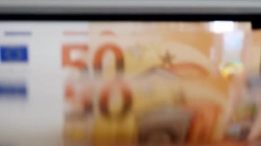 Turuncu euro banknotları kontrol edilirken tezgahta hareket ediyor.