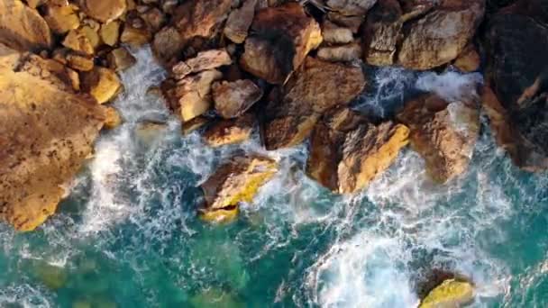 Vagues de mer éclaboussant de hautes falaises en Grèce . — Video