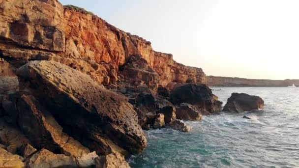 Orilla del océano, concepto de naturaleza salvaje. Altos acantilados cerca de un mar en Grecia . — Vídeo de stock