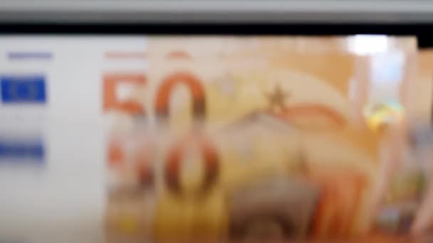 Notas de euro laranja que se deslocam num balcão enquanto são verificadas . — Vídeo de Stock