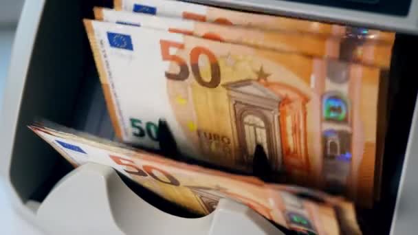 Egy számláló gépen ellenőrzött nyomtatott euró. — Stock videók