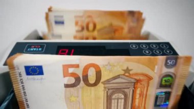 Modern sayma cihazı euro faturalarını hesaplar.