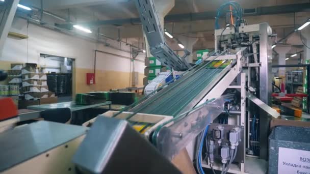 塑料包装在工厂输送机上移动. — 图库视频影像