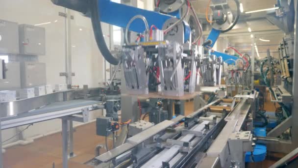 机器人设备将纸板箱装在工厂的移动生产线上. — 图库视频影像