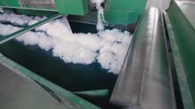 Metal rulo bir fabrikada polyester elyaf ile çalışır.