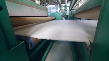 Fabrika silindirleri bir odada çalışırken beyaz vuruş hareket.