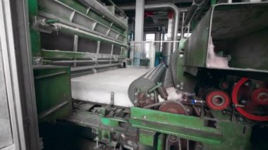 Fabrika makineleri bir konveyör üzerinde polyester elyaf rulo.