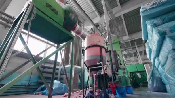 Maszyny pracują w zakładzie w fabryce włókniny. — Wideo stockowe