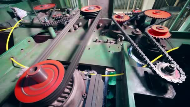Een machine met versnellingen werkt in een fabrieksruimte. — Stockvideo