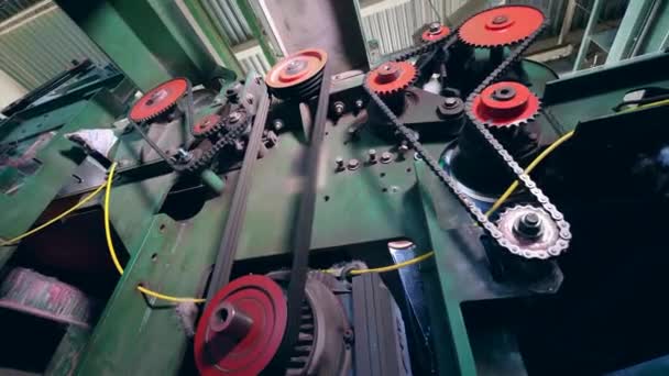 Engranajes de metal trabajan en una máquina en una planta textil . — Vídeo de stock