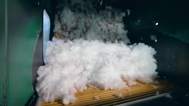 Polyester vuruş bir fabrikada bir makinede döner. — Stok video