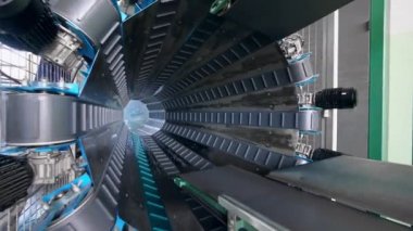 Bir tekstil fabrikasında çalışan metal hattı.