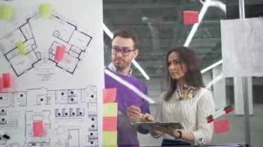 Mimari düzen iki uzman tarafından tartışılıyor