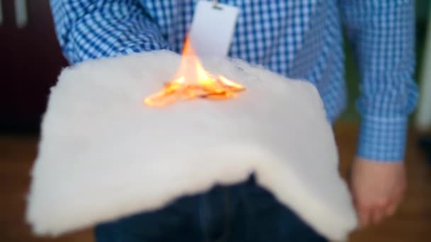 Bir adam bir kibritle vuruştan bir parça polyester ateşler.. — Stok video